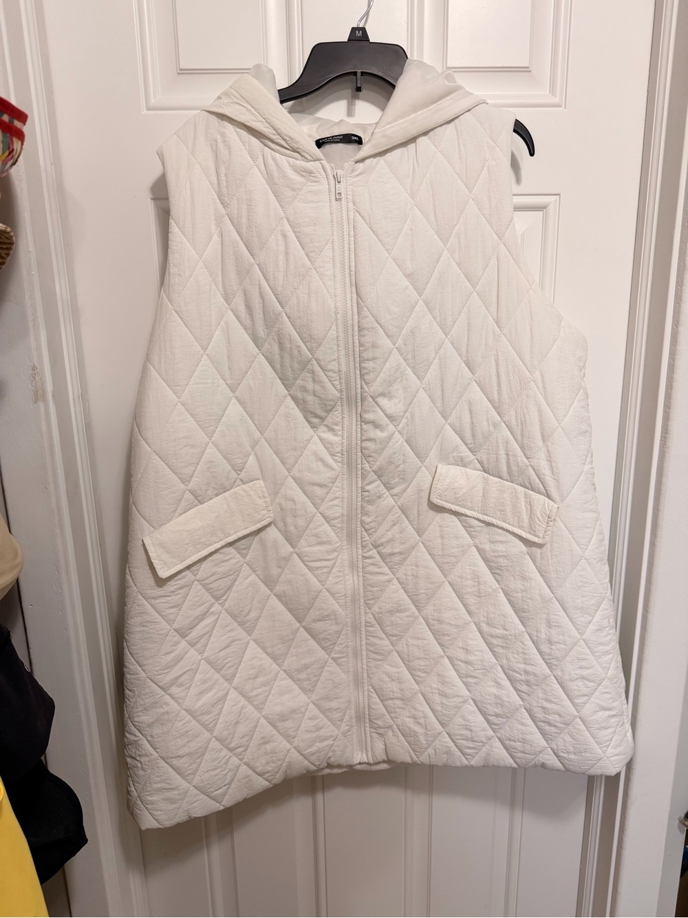 SHEIN Curve Quilted Hooded Vest in White
